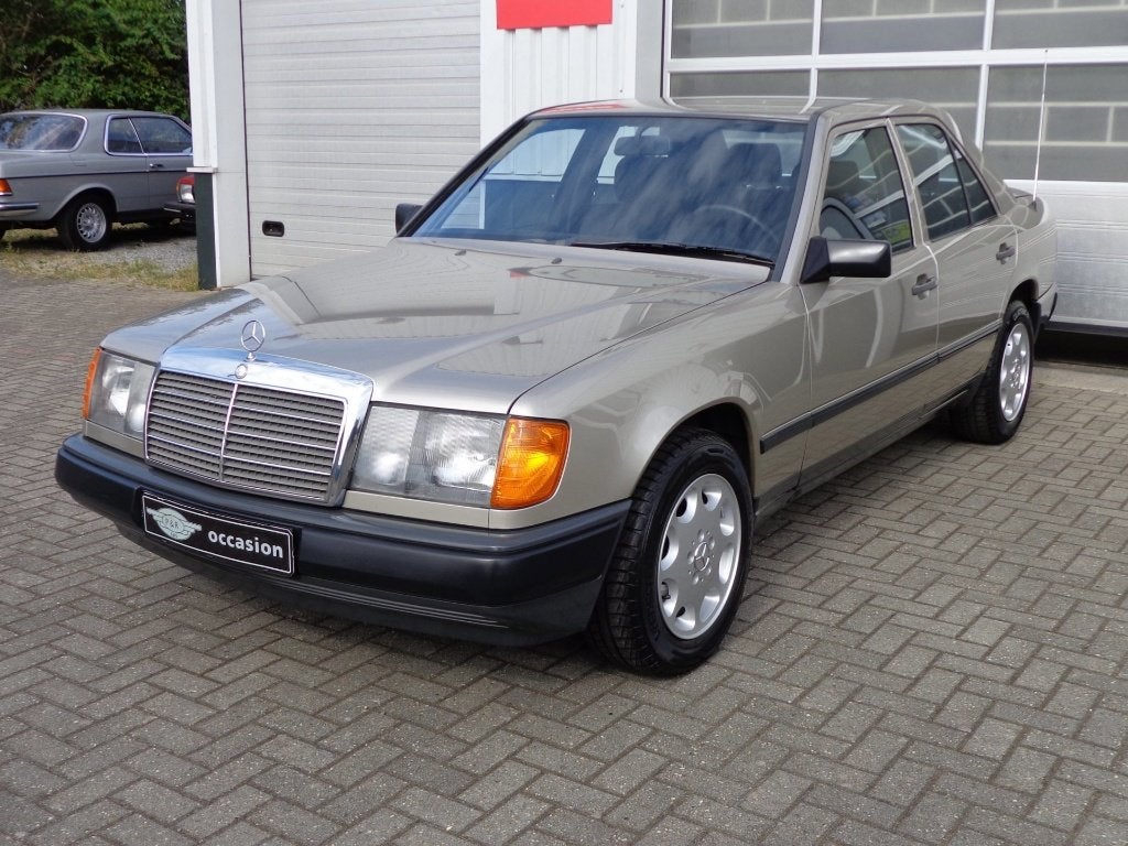 Mercedes 230 E Automaat met 73906 KM !!, Auto's, Automaat, Zwart, Beige, Mercedes-Benz