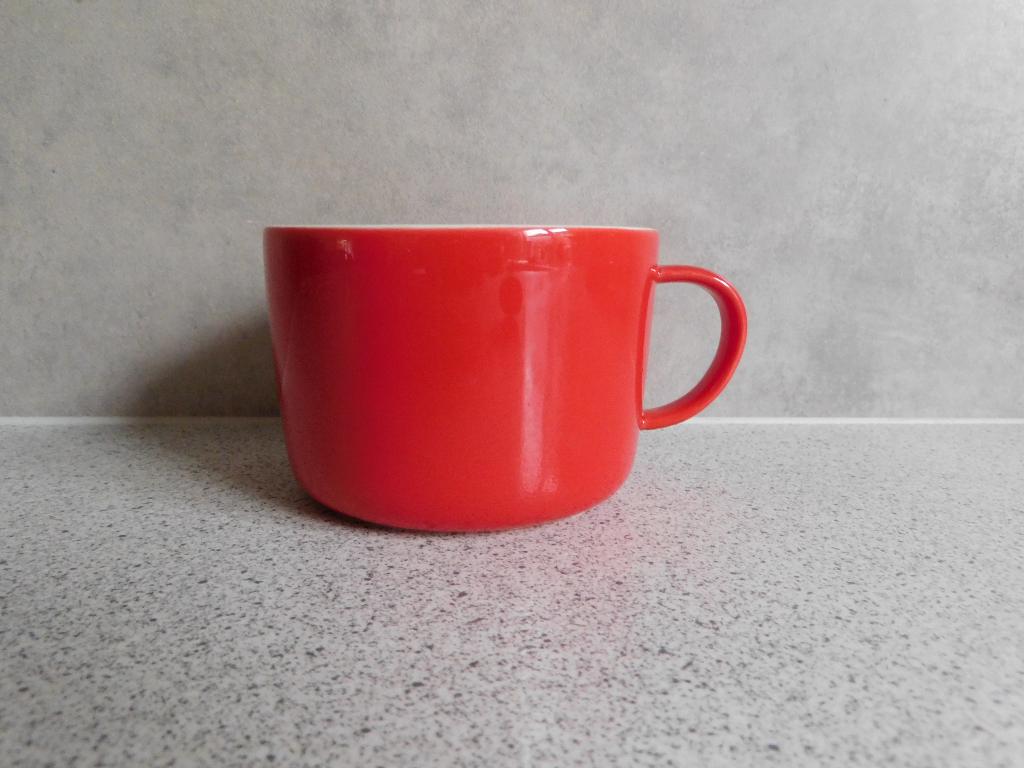 Mok 330 ml. New Bone China Rood Chicago Hema, Ophalen of Verzenden, Zo goed als nieuw, Overige stijlen, Kop(pen) en/of Schotel(s)
