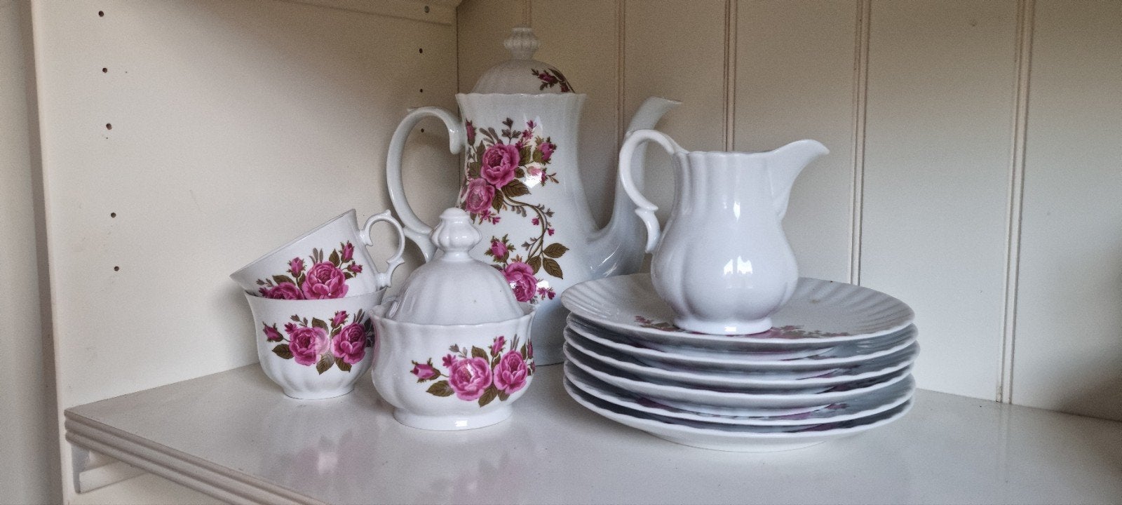 Antiek servies met roze bloem, Ophalen