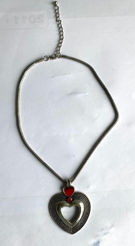 Zilverkleurige ketting met rood hart, Sieraden, Tassen en Uiterlijk, Kettingen, Overige materialen, Verstelbaar, Nieuw, Ophalen of Verzenden