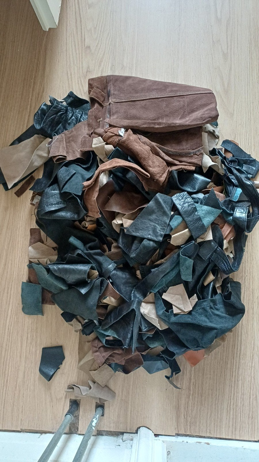 Tas vol restjes leer om mee te knutselen, Hobby en Vrije tijd, Stoffen en Lappen, Ophalen, Gebruikt, Bruin, Leer of Kunstleer