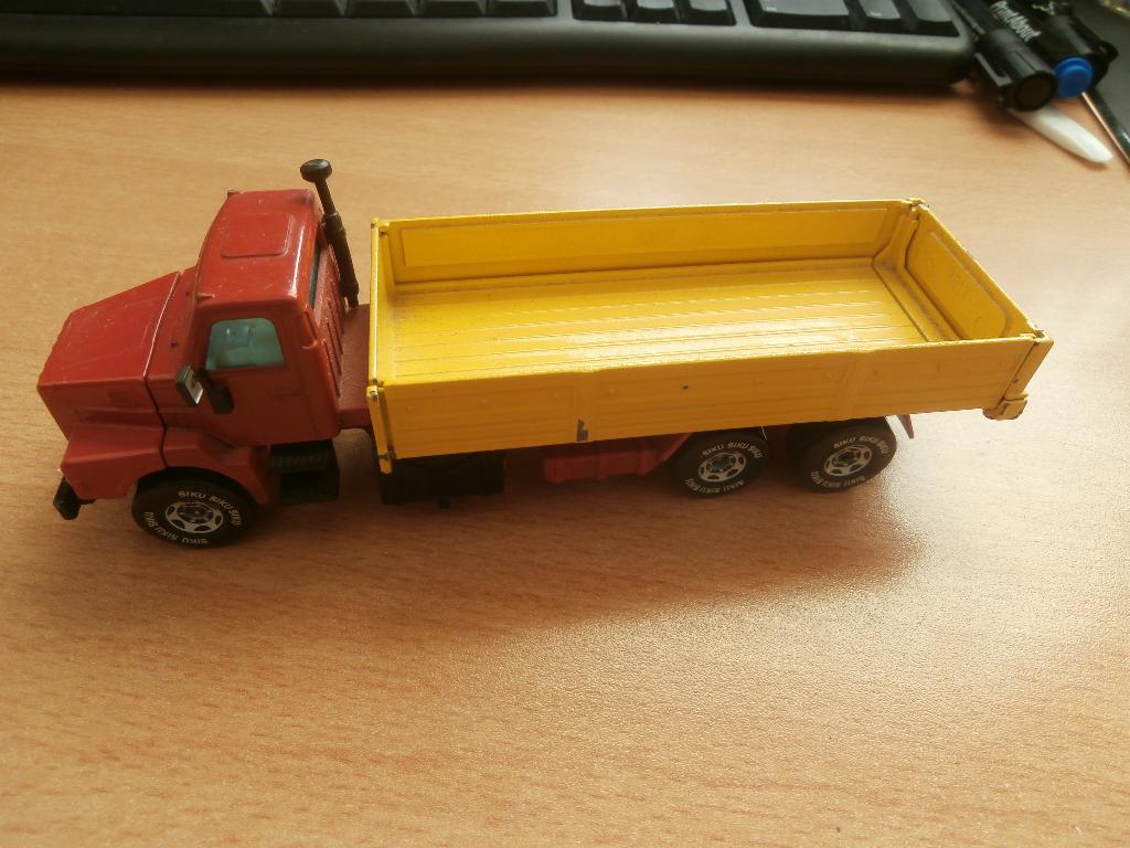 Siku Volvo 12 Turbo 6 12000 ccm 330 ps Made in Germany, Verzenden, Zo goed als nieuw, Bus of Vrachtwagen