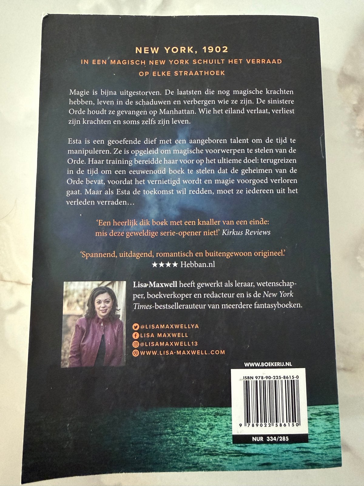 De Laatste Magiër - Lisa Maxwell (Fantasy Boek), Boeken, Ophalen of Verzenden, Zo goed als nieuw