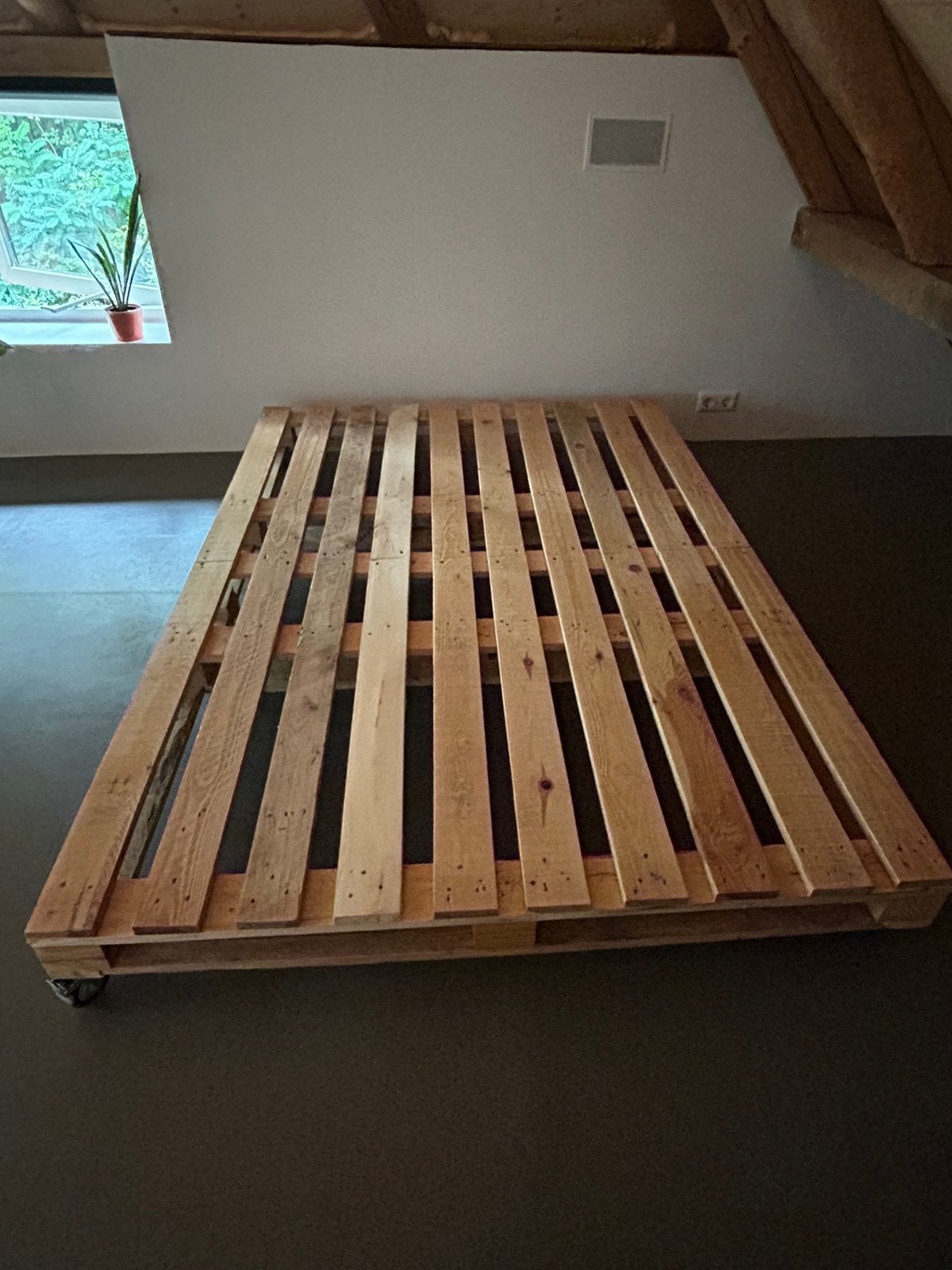 Gratis af te halen - bed van pallets, Ophalen, Zo goed als nieuw, 50 mm of meer, Pallet
