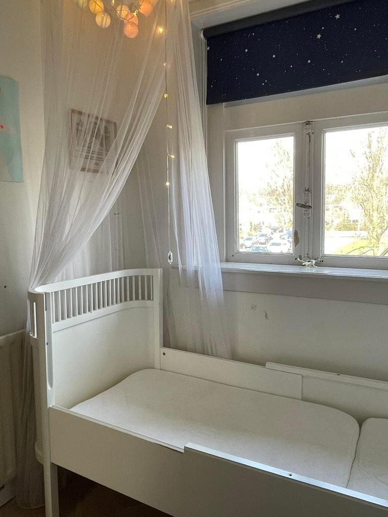 Sebra kili meegroeibed wit met matras, Ophalen, Gebruikt, Jongetje of Meisje