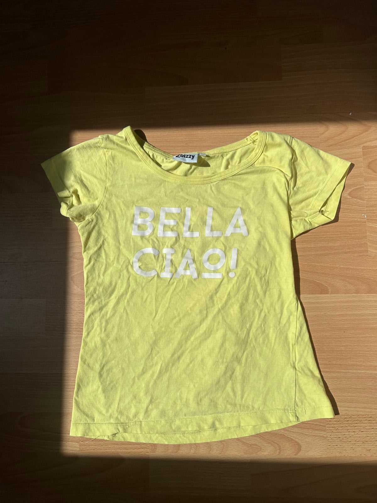 2bizzy T-shirt 'Bella Ciao!' - Maat S, Verzenden, Geel, Korte mouw, Maat 36 (S)