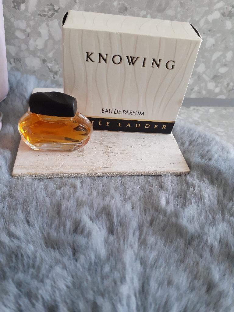 parfumminiatuur met doosje  knowing by estee lauder, Ophalen, Zo goed als nieuw, Miniatuur, Gevuld
