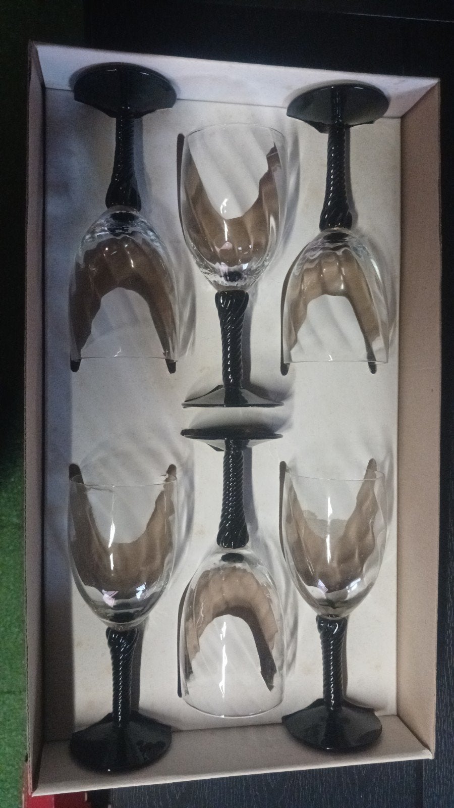 Set van 6 wijnglazen met zwarte gedraaide steel, Ophalen of Verzenden