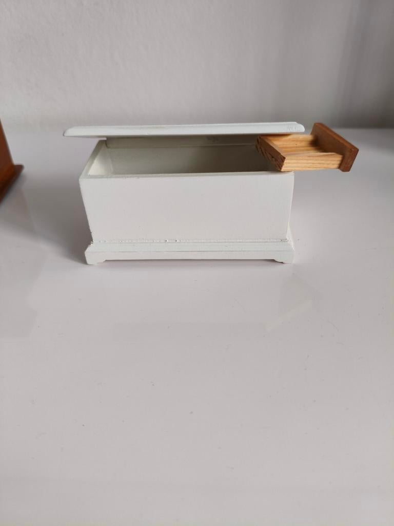 Miniatuur dekenkist voor poppenhuis - wit met lade, Huis en Inrichting, Woonaccessoires | Kisten, Ophalen, Minder dan 50 cm, Gebruikt