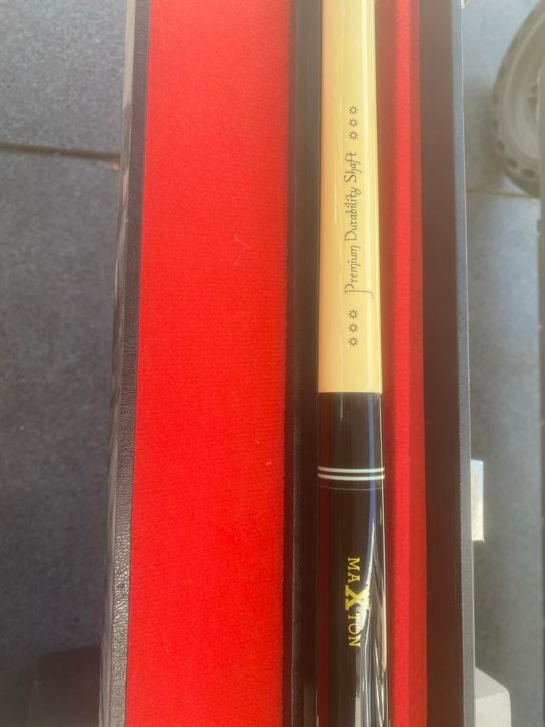 Maxton poolkeu met koffer - Premium Durability Shaft, Ophalen of Verzenden, Zo goed als nieuw, Keu of Ballen