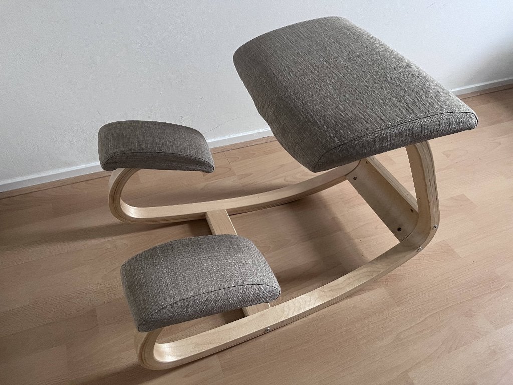Ergonomische kniestoel - Grijs met houten frame, Huis en Inrichting, Ophalen, Hout, Ergonomisch, Zo goed als nieuw