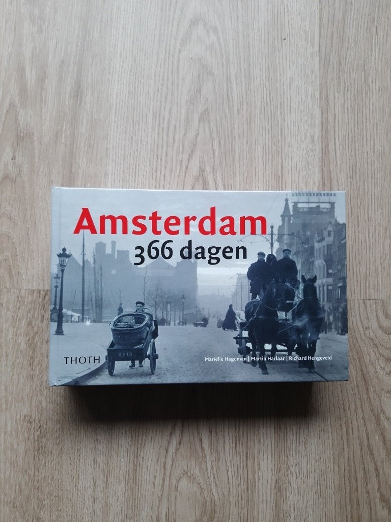 Boek getiteld: "Amsterdam 366 dagen", 19e eeuw, Verzenden, Richard Hengeveld, Zo goed als nieuw