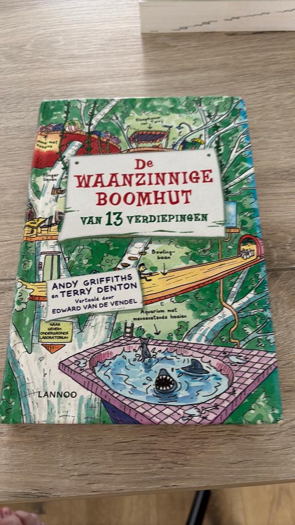 De waanzinnige boomhut van 13 verdiepingen, Ophalen of Verzenden, Zo goed als nieuw