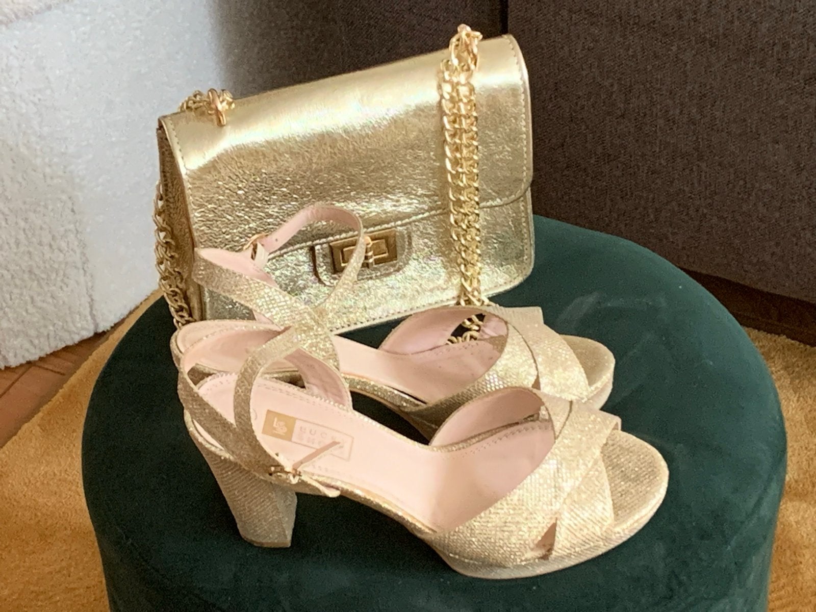 Gouden sandalen met hak en bijpassende tas, Overige kleuren, Zo goed als nieuw, Sandalen of Muiltjes, Ophalen of Verzenden