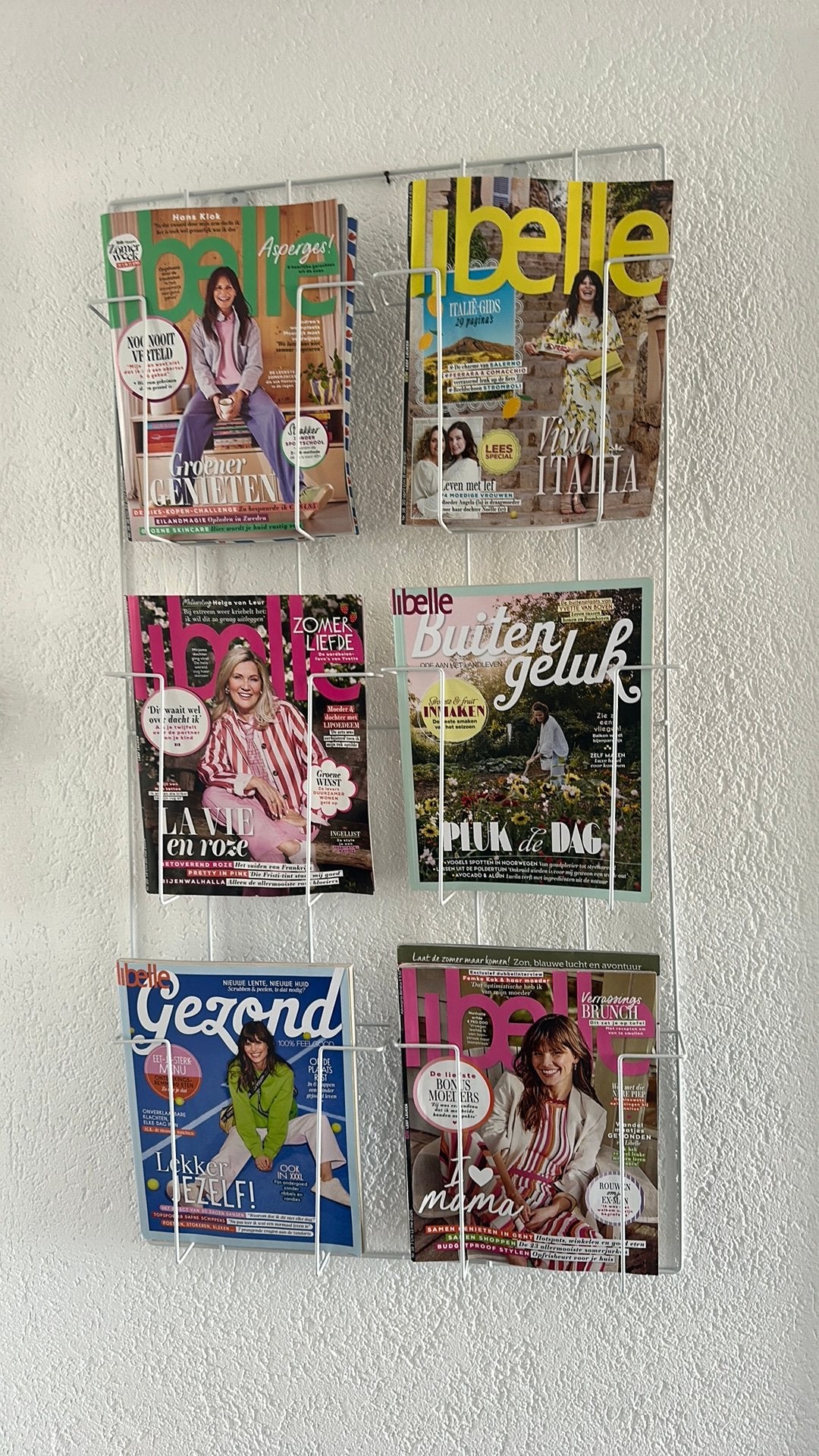 Wit metalen tijdschriftenrek voor wandmontage, Huis en Inrichting, Woonaccessoires | Krantenbakken en Lectuurbakken, Ophalen, Metaal