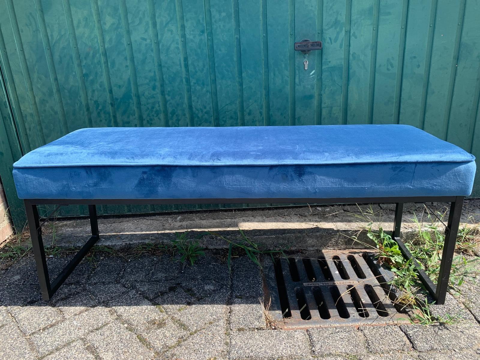 Stijlvolle blauwe fluwelen bank met metalen onderstel, Ophalen, Blauw, Modern, Elegant, Nieuw