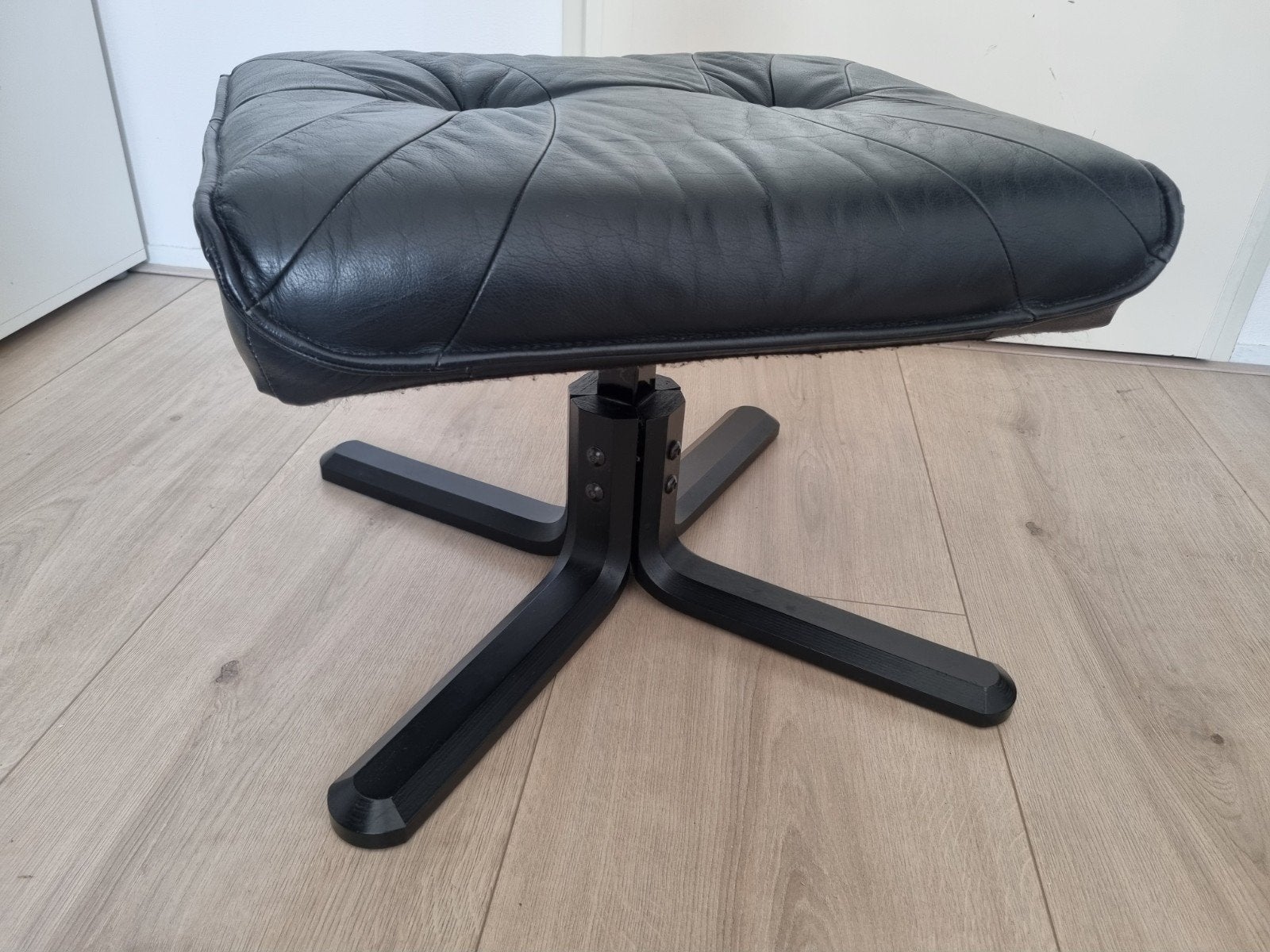 Zwart leren voetenbankje/hocker UNICO, jaren '60-'70., Ophalen, Zo goed als nieuw, Rechthoekig, 50 tot 75 cm