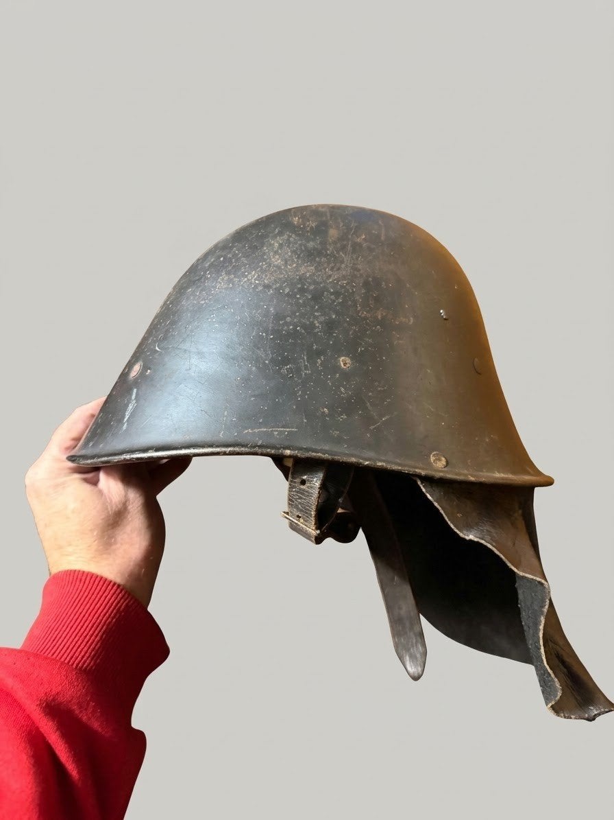 Originele WII Ned. LBD Helm (Cobra model) met nekleer, Ophalen of Verzenden, Landmacht, Nederland, Helm of Baret