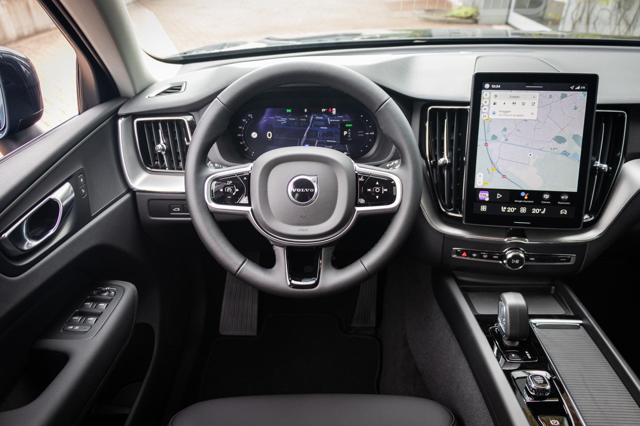 Volvo XC60 T6 Plug-in hybrid AWD Essential | Gratis Trekhaak, Auto's, Automaat, 12 maanden, 4 cilinders, Blauw