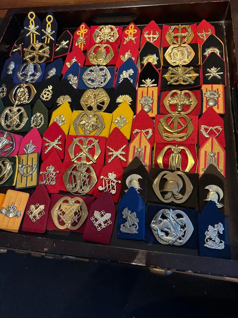 Grote verzameling emblemen Nederlandse leger!, Verzamelen, Militaria | Algemeen, Ophalen of Verzenden, Landmacht, Nederland, Embleem of Badge