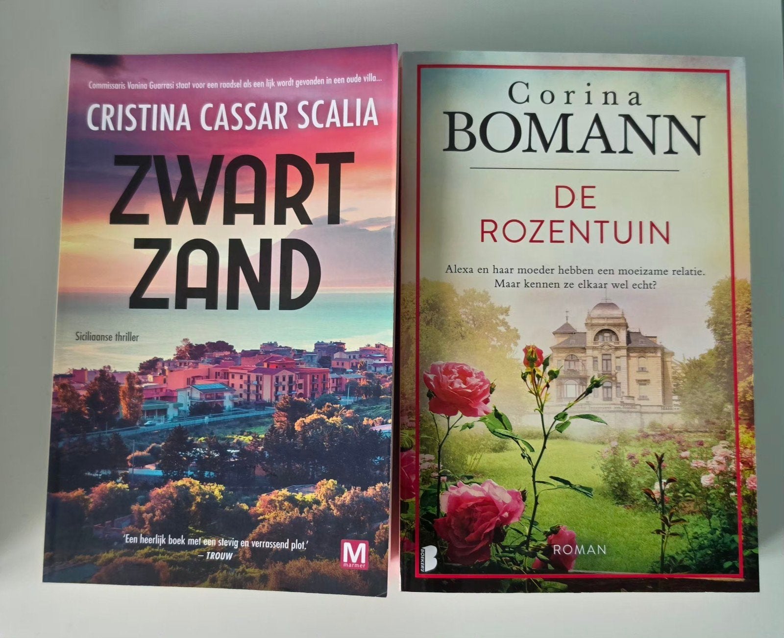 Boeken: Zwart Zand & De Rozentuin - Thriller & Roman, Ophalen of Verzenden, Nieuw, Cristina Cassar Scalia, Corina Bomann, Nederland