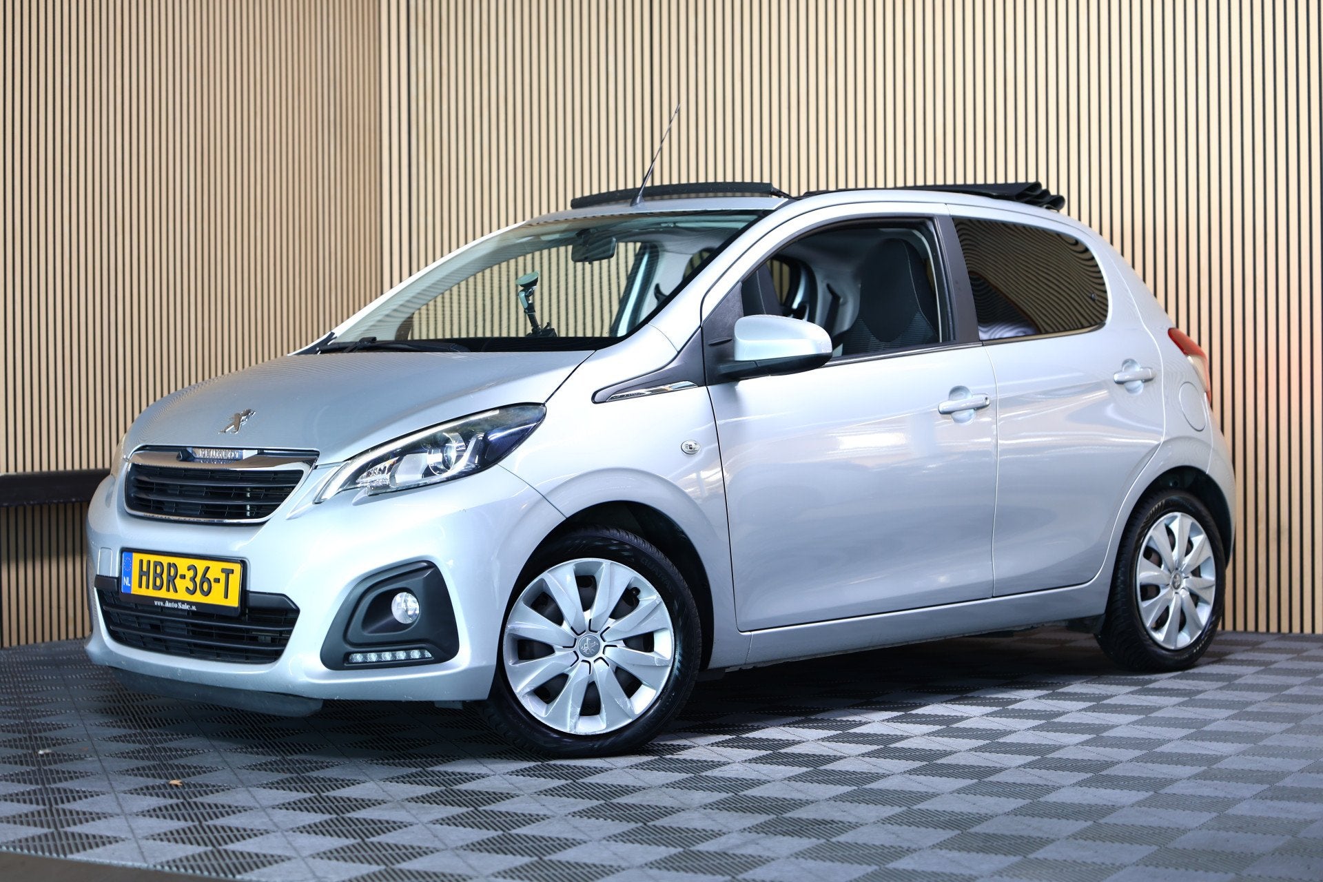 Peugeot 108 1.2 Puretech Allure CABRIO TOP NAVIGATIE CARPLAY, Voorwielaandrijving, Stof, Gebruikt, Euro 6