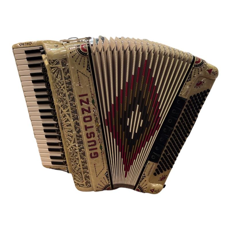 Giustozzi Castelfidado cassotto V 120, Muziek en Instrumenten, Accordeons, Overige merken, Giustozzi, Met koffer, Zo goed als nieuw