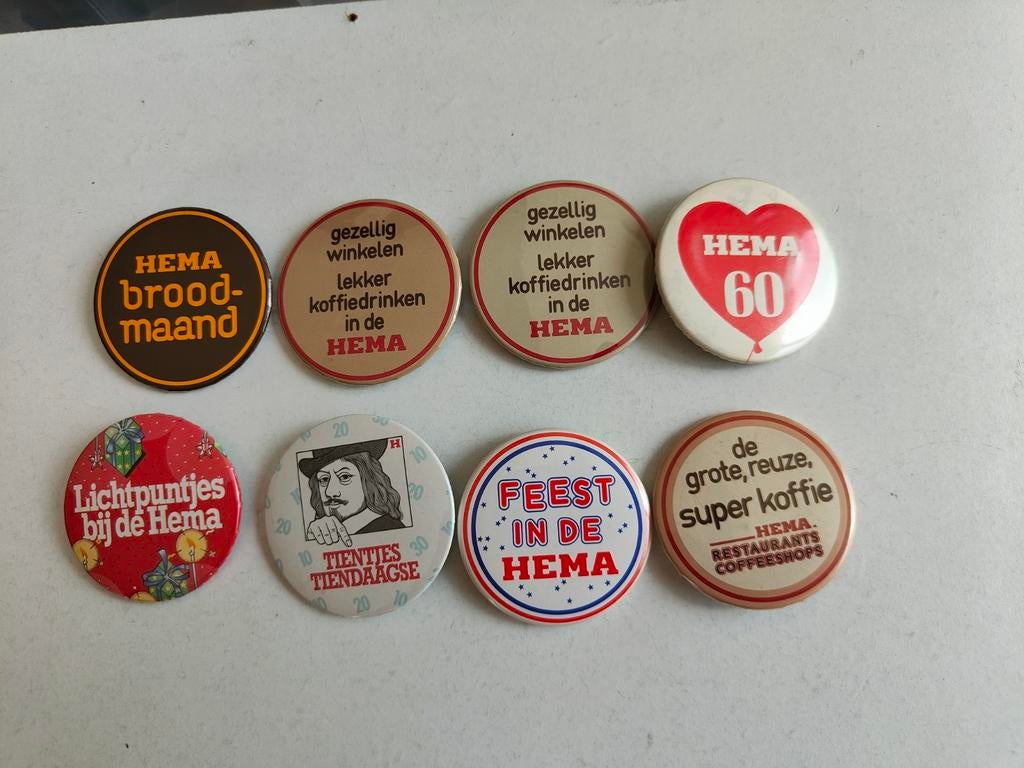 8 vintage Hema buttons, Verzamelen, Speldjes, Pins en Buttons, Ophalen of Verzenden, Zo goed als nieuw, Merk