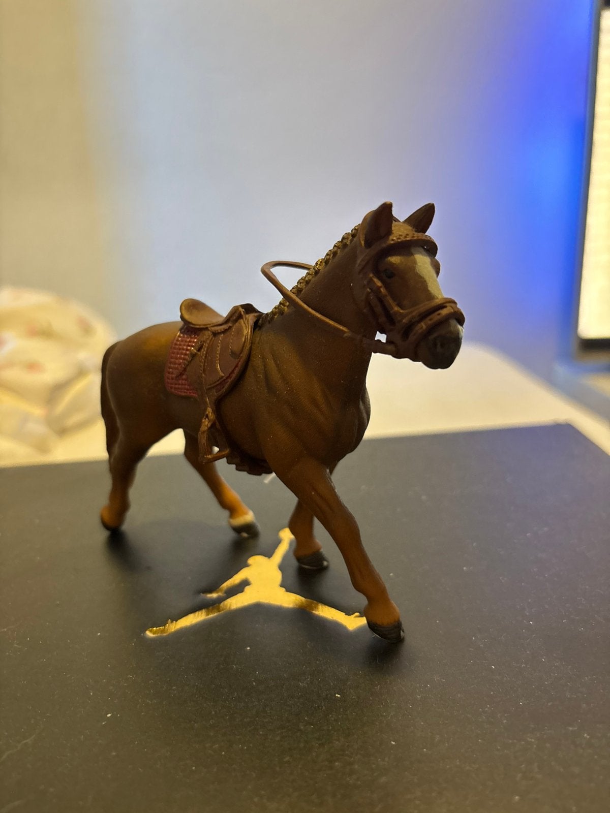 Schleich Hannoveraanse merrie met zadel en hoofdstel, Ophalen of Verzenden, Zo goed als nieuw, Paard, Beeldje of Figuurtje