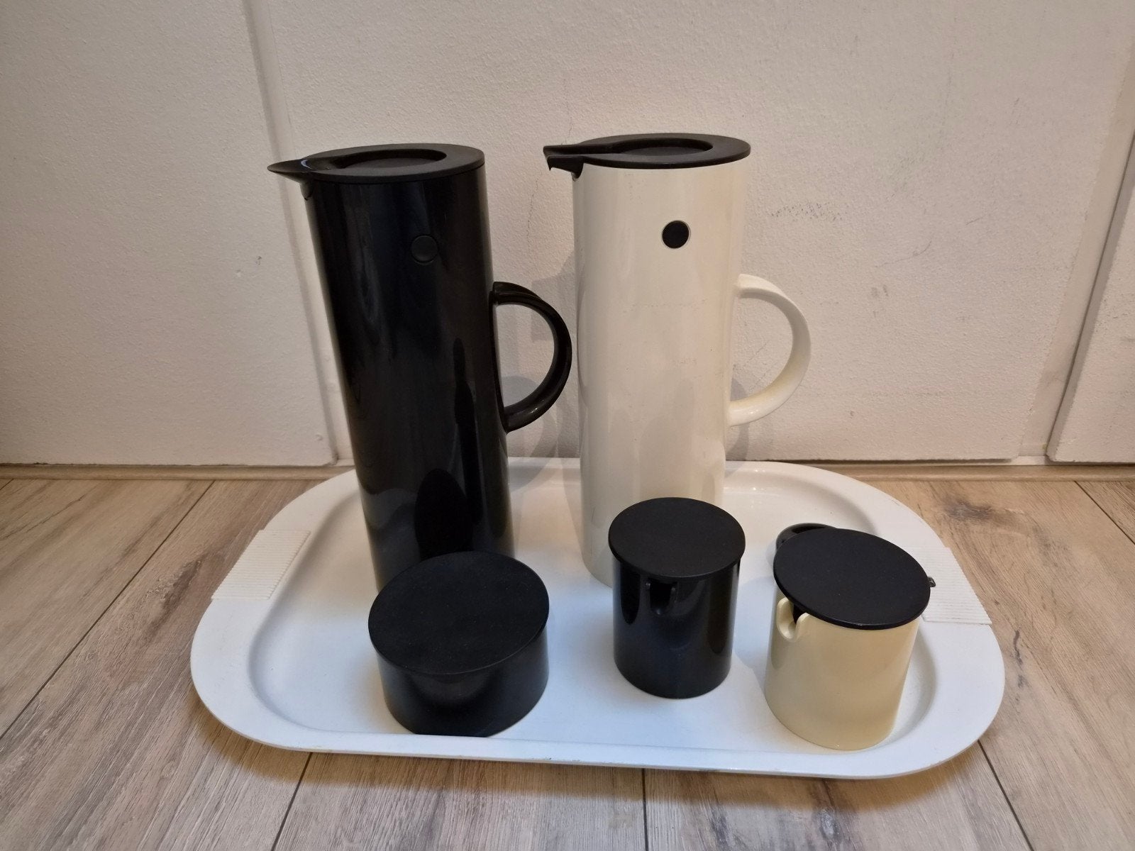 Stelton vintage thermoskannen, suiker/melk stel en dienblad, Gebruikt, Kunststof, Ophalen of Verzenden, Meerkleurig
