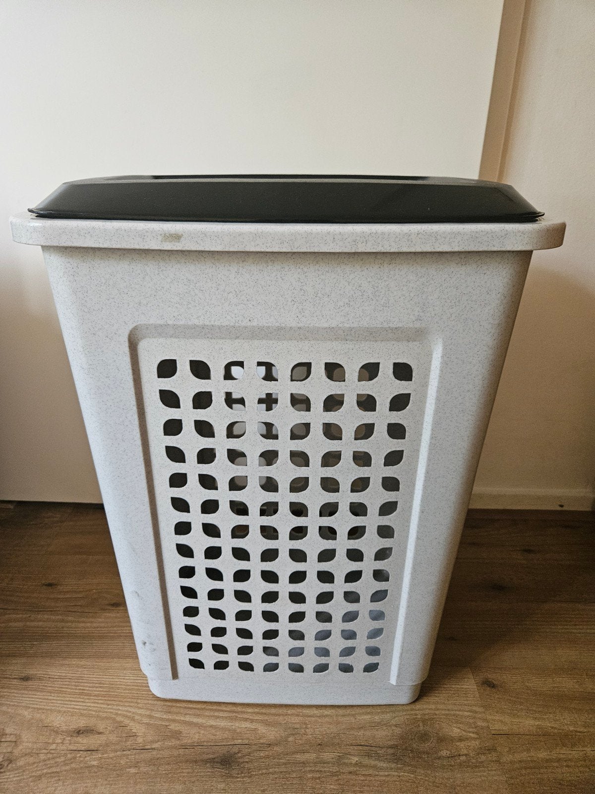 Rubbermaid Wasmand - Grijs met Zwart Deksel, Huis en Inrichting, Ophalen, Gebruikt, Grijs, Kunststof