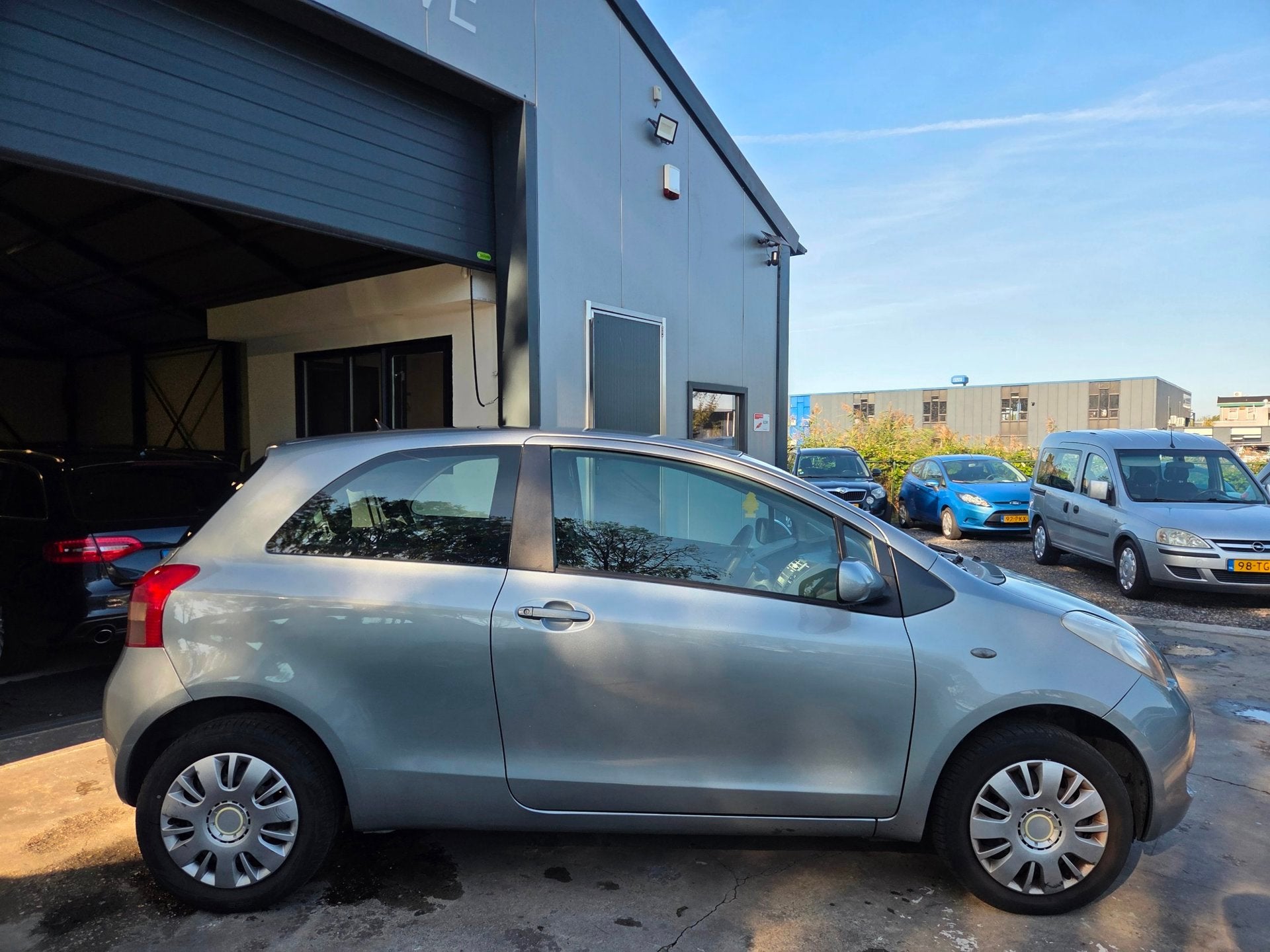 Toyota Yaris 1.0 VVTi +, Auto's, Voorwielaandrijving, Stof, Origineel Nederlands, Bedrijf