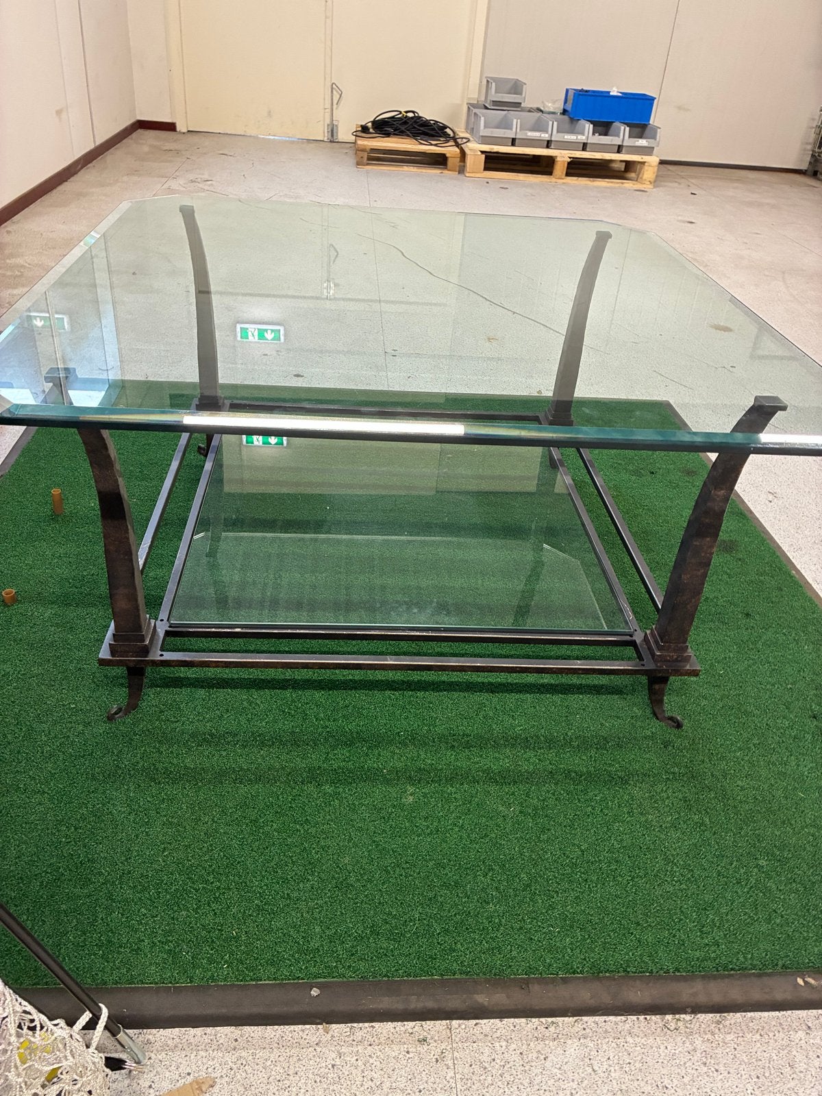 Glazen salontafel met autenthiek metalen onderstel 100x100cm, Huis en Inrichting, Tafels | Salontafels, Ophalen, Gebruikt, 100 tot 150 cm