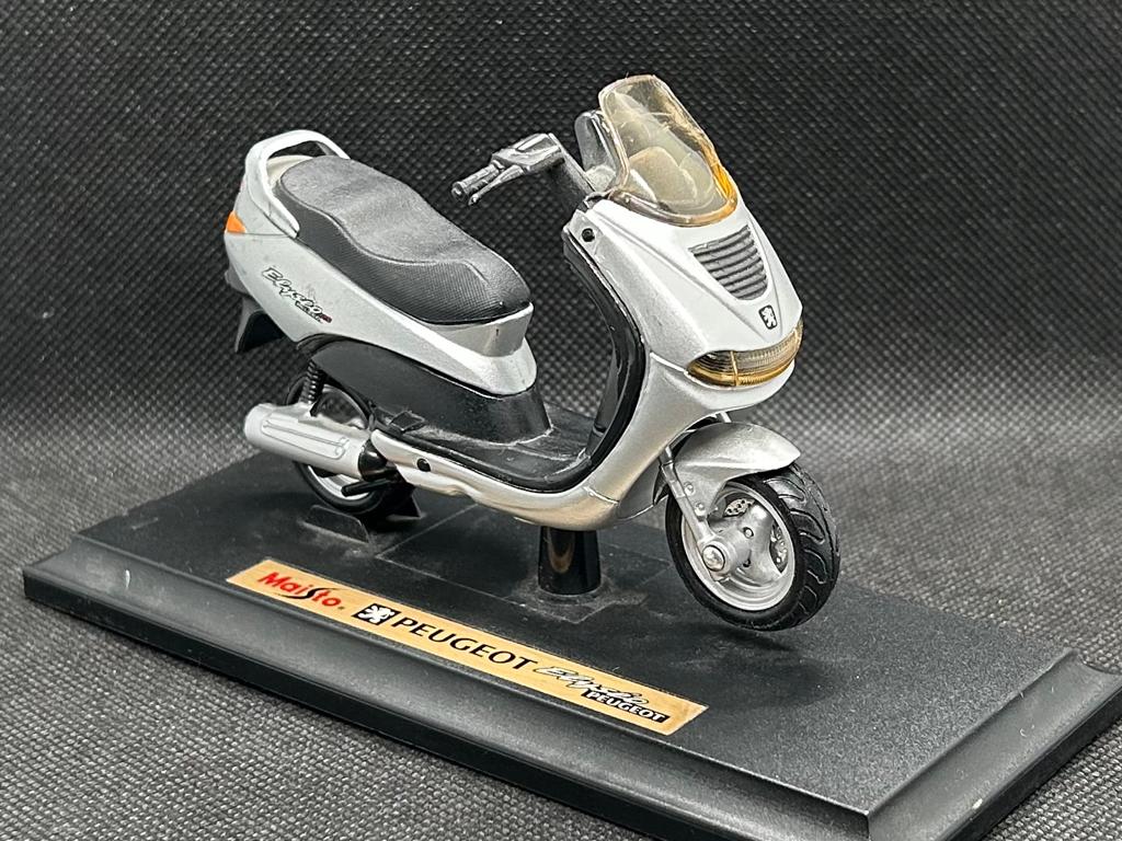 Maisto Peugeot Elyseo Scooter 1:18, Hobby en Vrije tijd, Modelauto's | 1:18, Verzenden, Zo goed als nieuw, Maisto