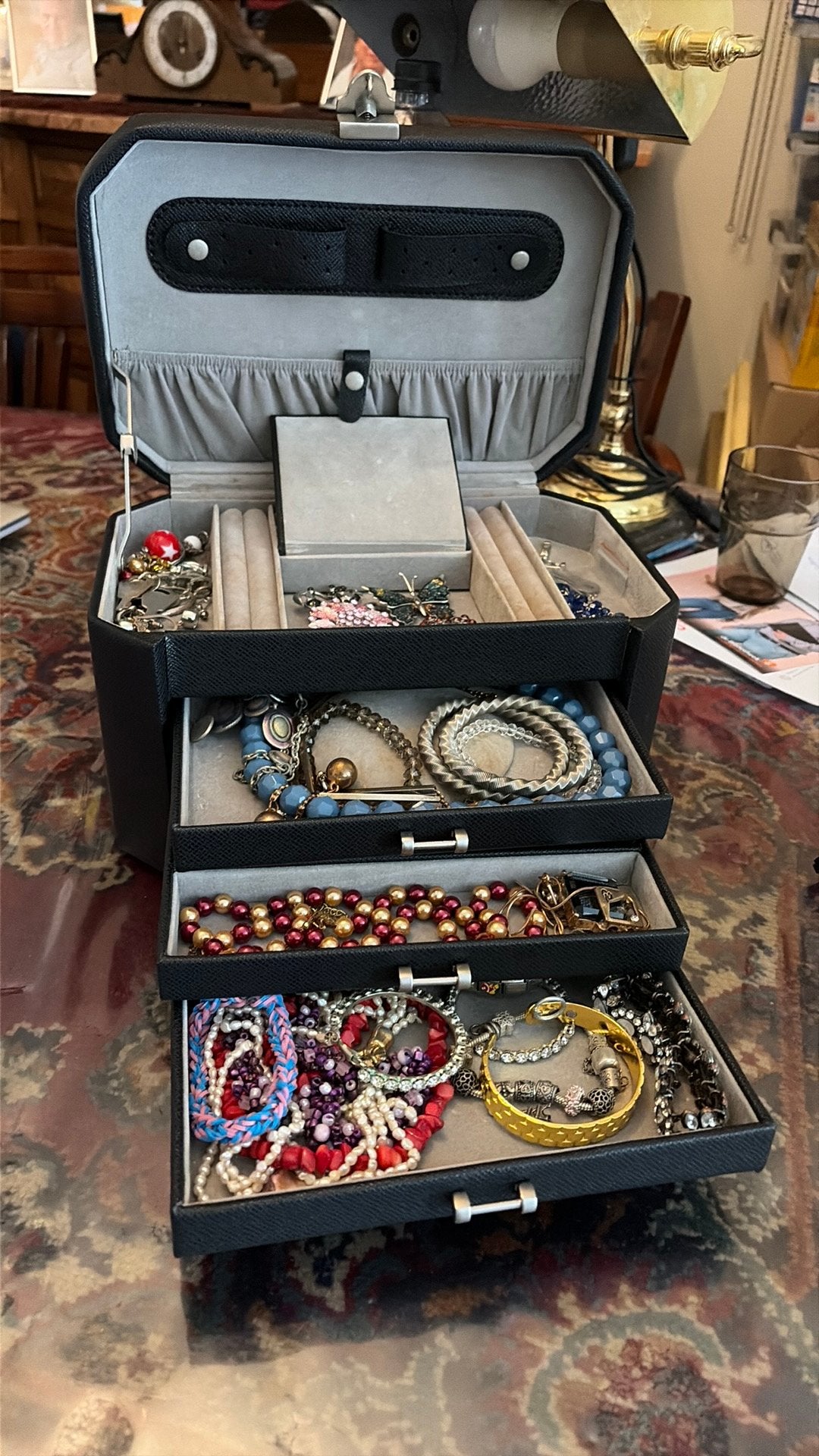 Beautycase gevuld met sieraden, Ophalen, Zo goed als nieuw