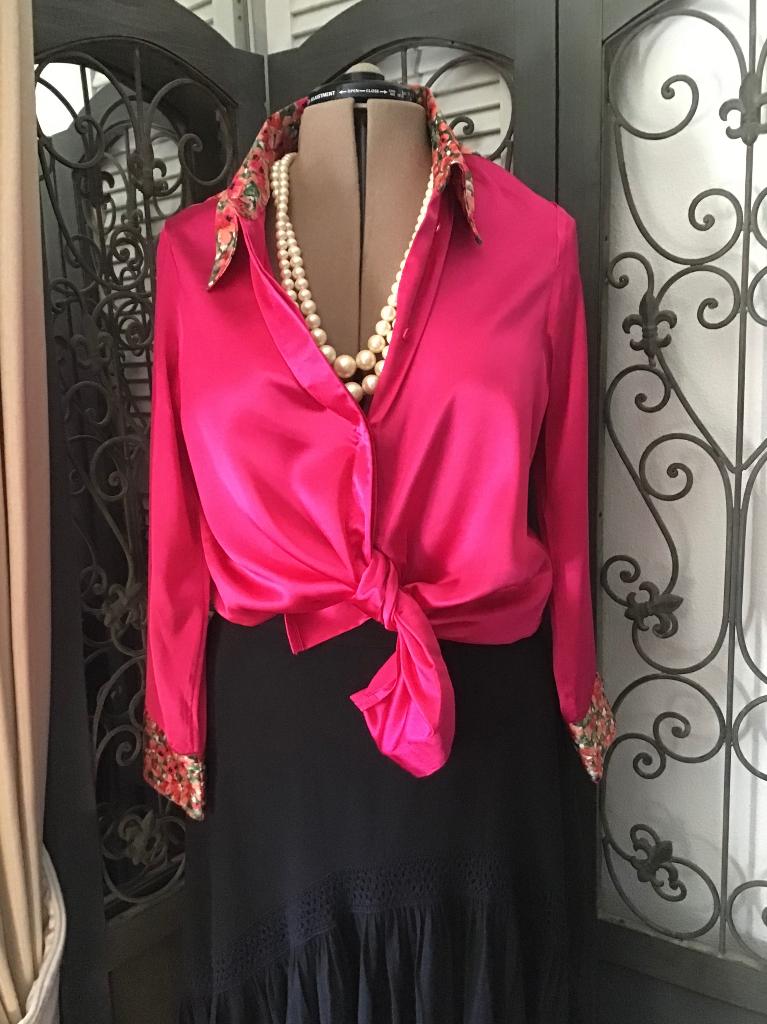 NIZA’ BLOUSE FUCHSIA MET FLEURIGE BLOEMDETAILS MAAT 42 NIEUW, Kleding | Dames, Verzenden, Maat 42/44 (L), Roze, Nieuw