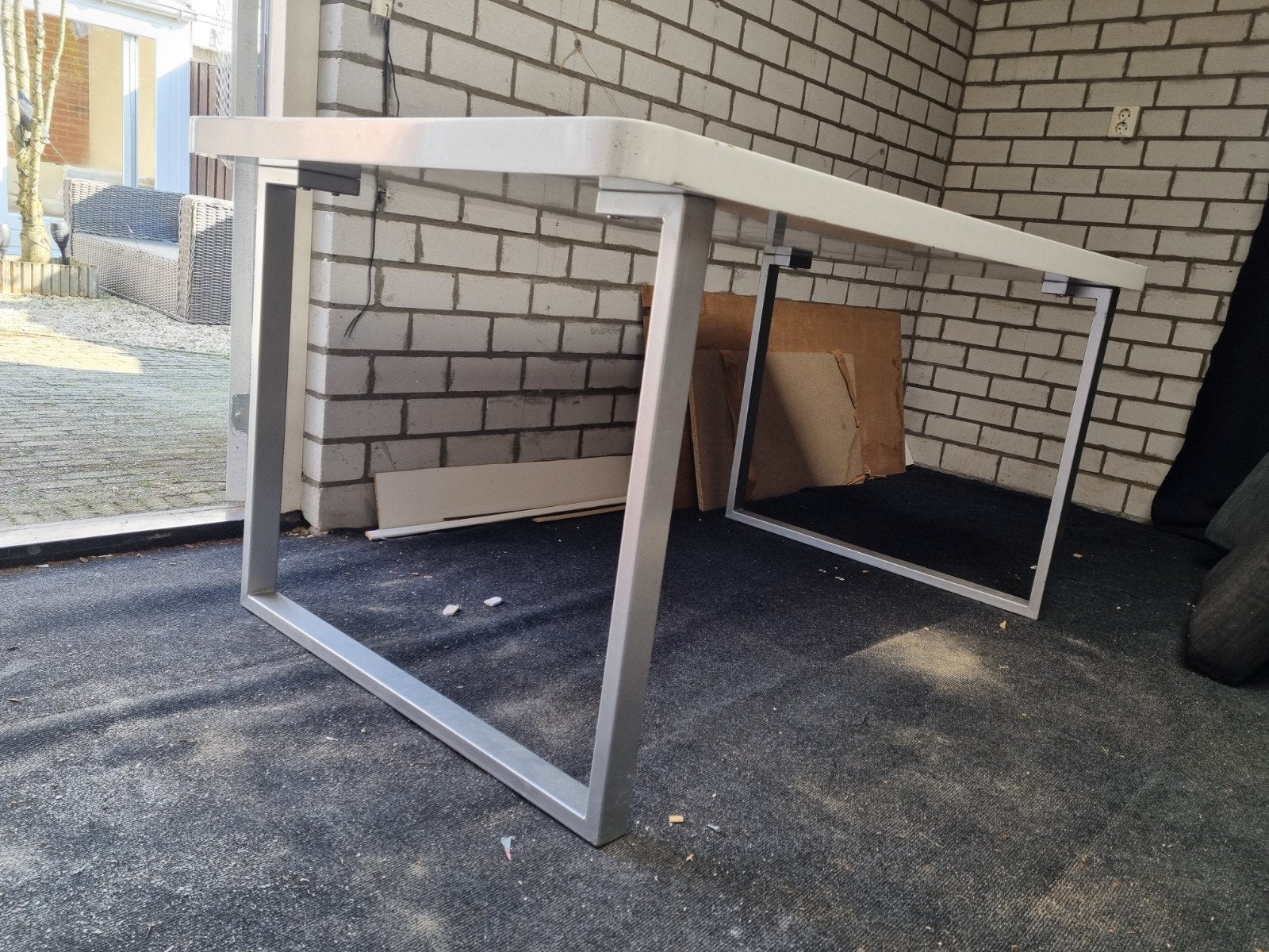 Hoogglans witte tafel met metalen U-poten (160x85x70), Ophalen, Gebruikt, Overige materialen, 50 tot 100 cm