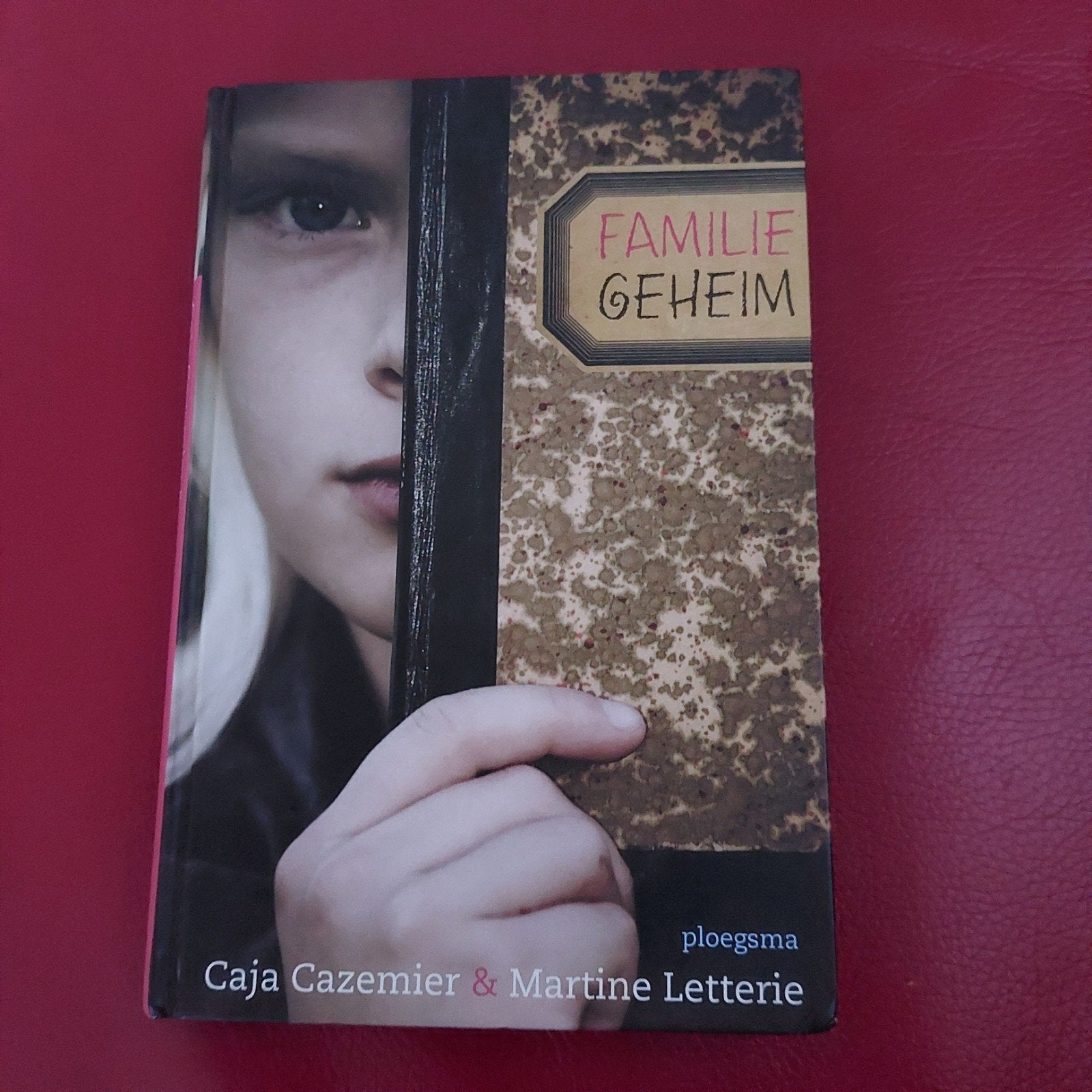 Familie Geheim - Caja Cazemier & Martine Letterie, Ophalen of Verzenden, Zo goed als nieuw, Caja Cazemier & Martine Letterie, Fictie algemeen