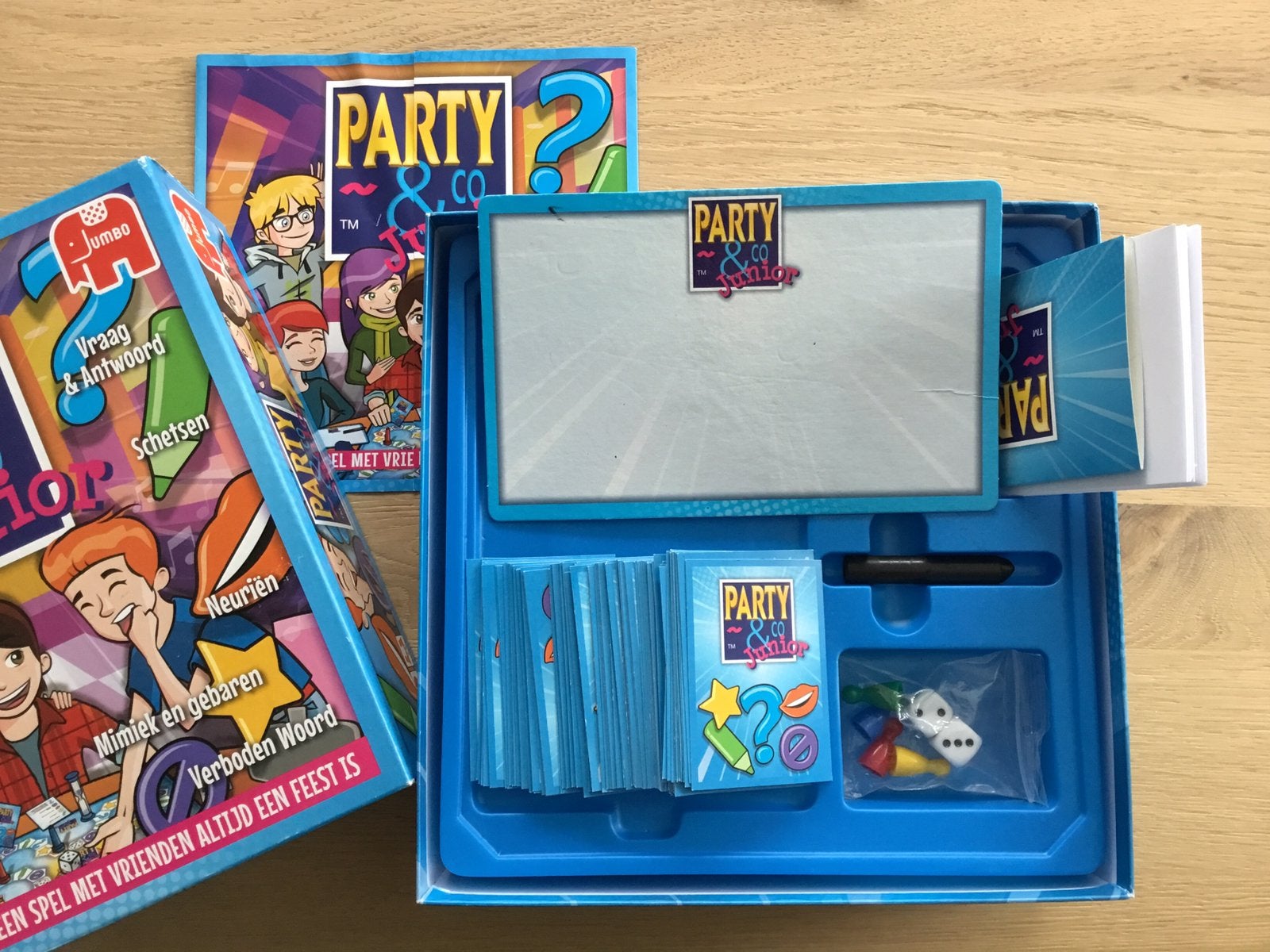 Party&Co junior Familiespel..tekenen,uitbeelden en vragen., Ophalen of Verzenden, Zo goed als nieuw
