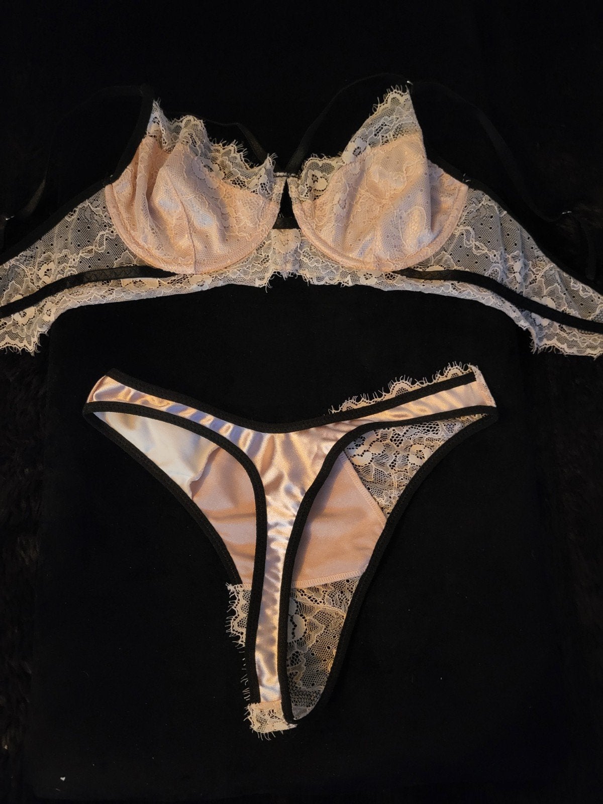 Lingerie setje: Roze BH en String met kant, Kleding | Dames, Ondergoed en Lingerie, Ophalen of Verzenden, Roze, Setje