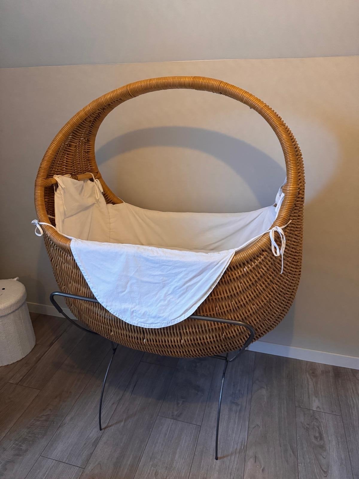Rotan wieg met matrasje en lakens, Ophalen, Zo goed als nieuw, Wieg