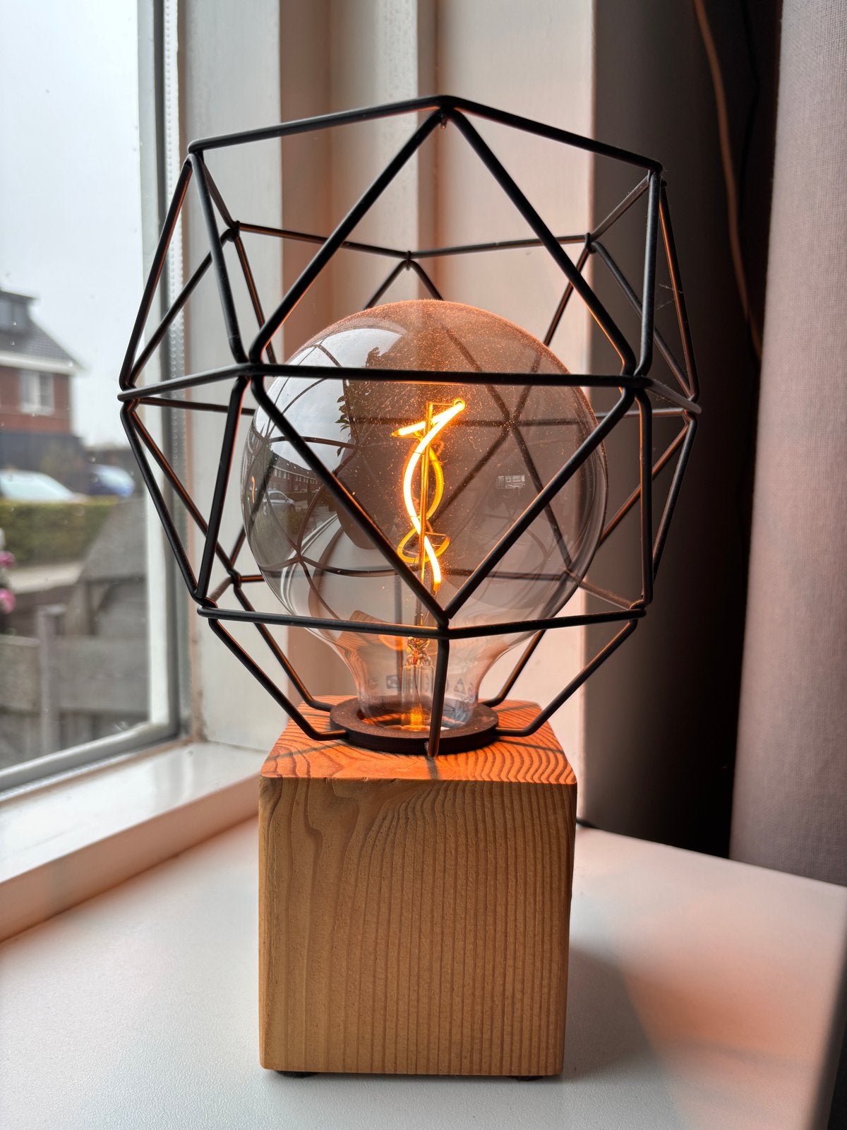 Unieke Handgemaakte Tafellamp met Houten Blok en Draadframe, Overige merken, Nieuw, Sfeerlamp, Zwart