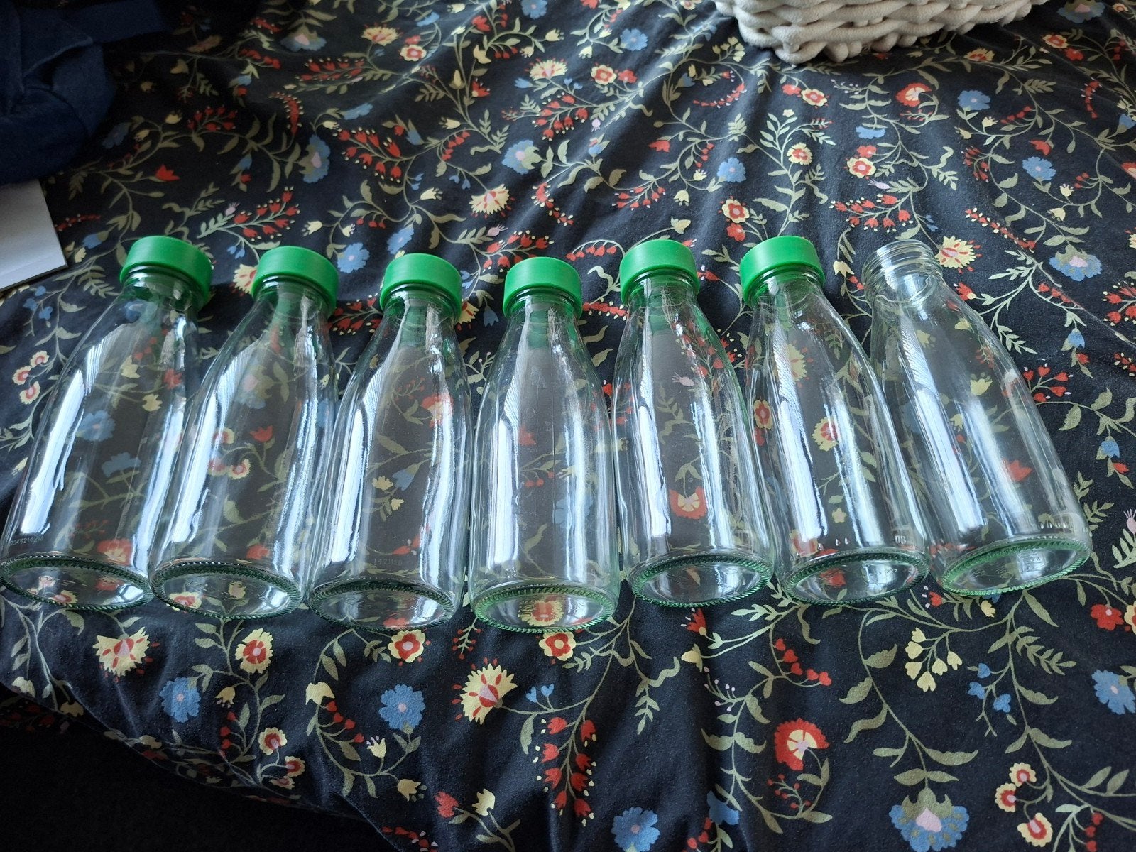 IKEA glazen flessen met groene dop (mist 1 dop), Ophalen of Verzenden, Zo goed als nieuw, Meerkleurig, Glas
