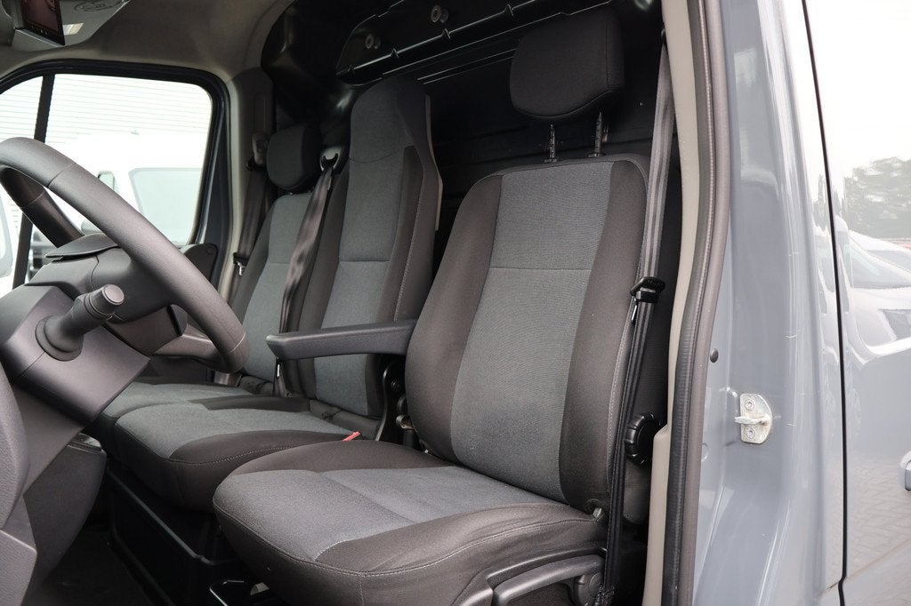 Renault Master 2.3 dCi 180pk L2 H2 Black Edition (bj 2022), Auto's, Voorwielaandrijving, Stof, Gebruikt, Euro 6