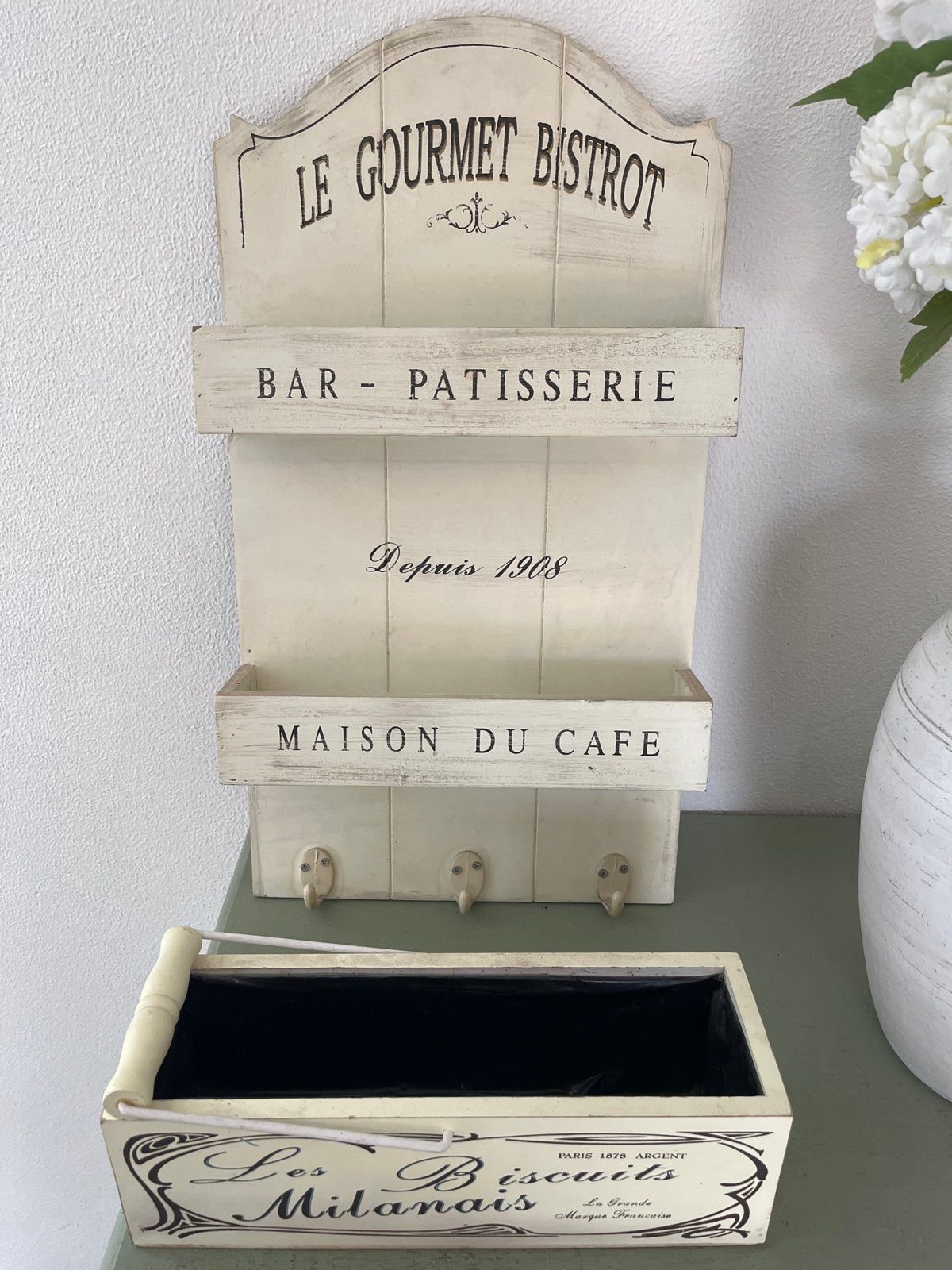 Brocante hangkastje 'Le Gourmet Bistrot' met haken, Ophalen of Verzenden