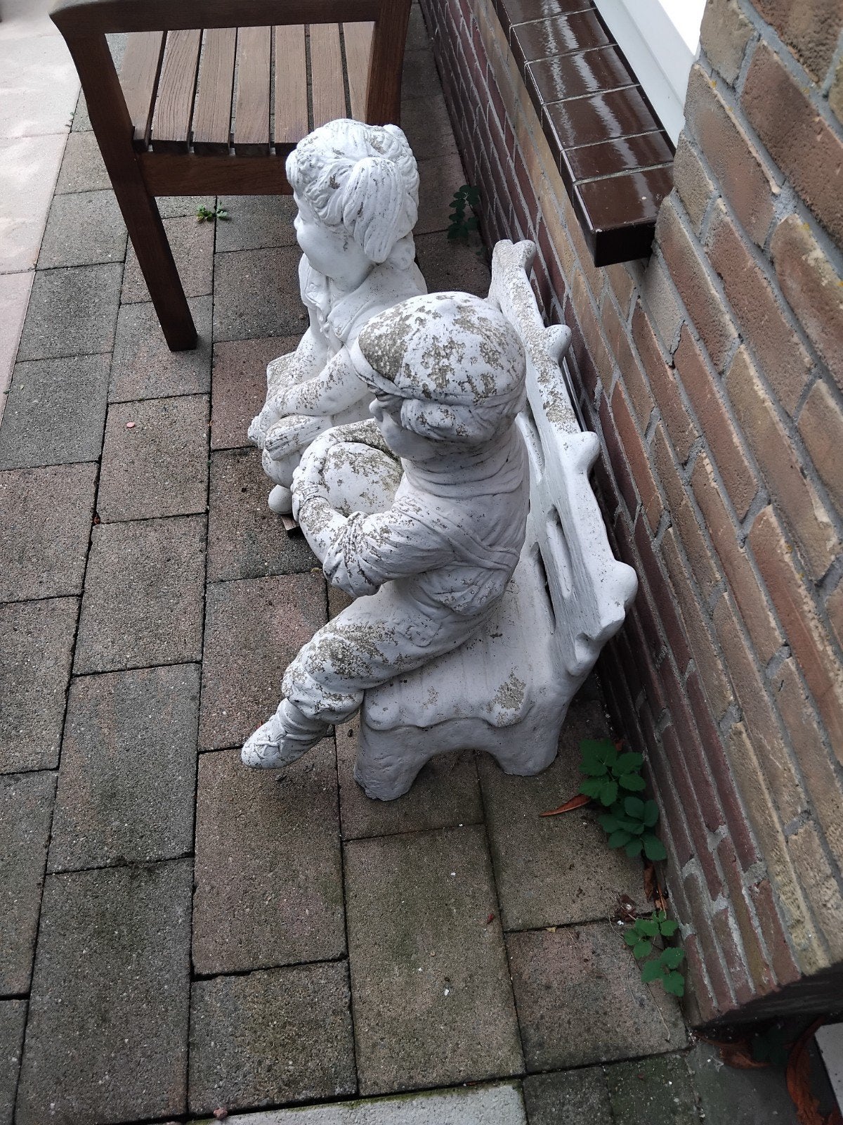 Betonnen tuinbeeld: Jongen en meisje op bankje, Ophalen, Gebruikt, Beton, Mensenbeeld