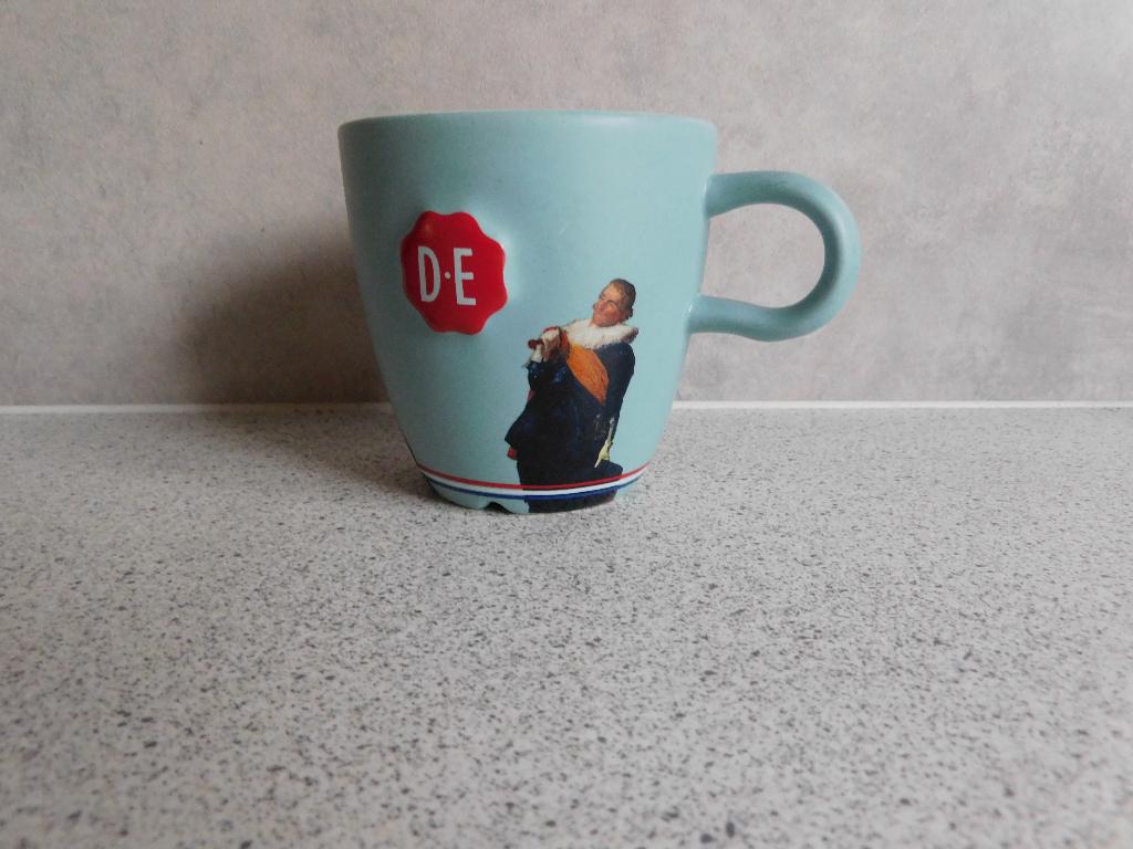 Mok 9x8 cm. de Officieren F. Hals Zegel Douwe Egberts, Ophalen of Verzenden, Zo goed als nieuw, Overige stijlen, Kop(pen) en/of Schotel(s)