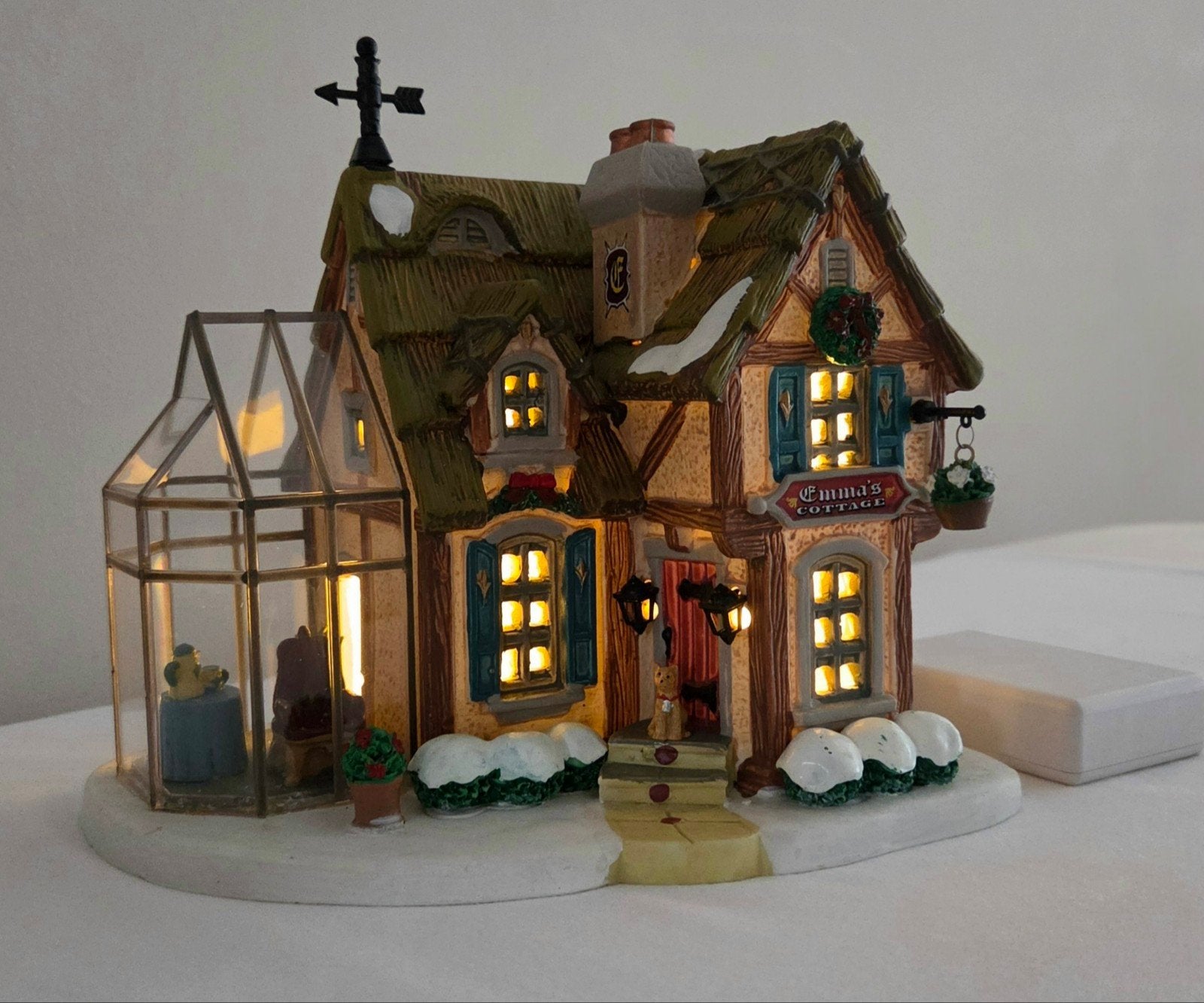 Lemax 85374 Emma's Cottage retired, zo goed als nieuw., Ophalen of Verzenden, Zo goed als nieuw