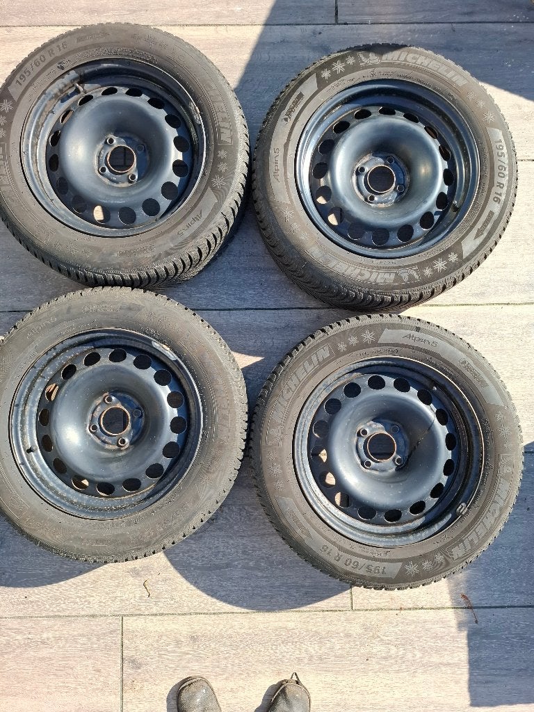 Michelin winterbanden op stalen velgen voor Peugeot 2008, Auto-onderdelen, Ophalen, Gebruikt, 16 inch, Banden en Velgen