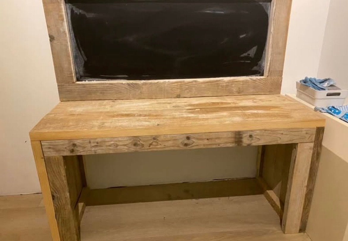 Speeltafel/kinderbureau met krijtbord van steigerhout, Ophalen, Zo goed als nieuw